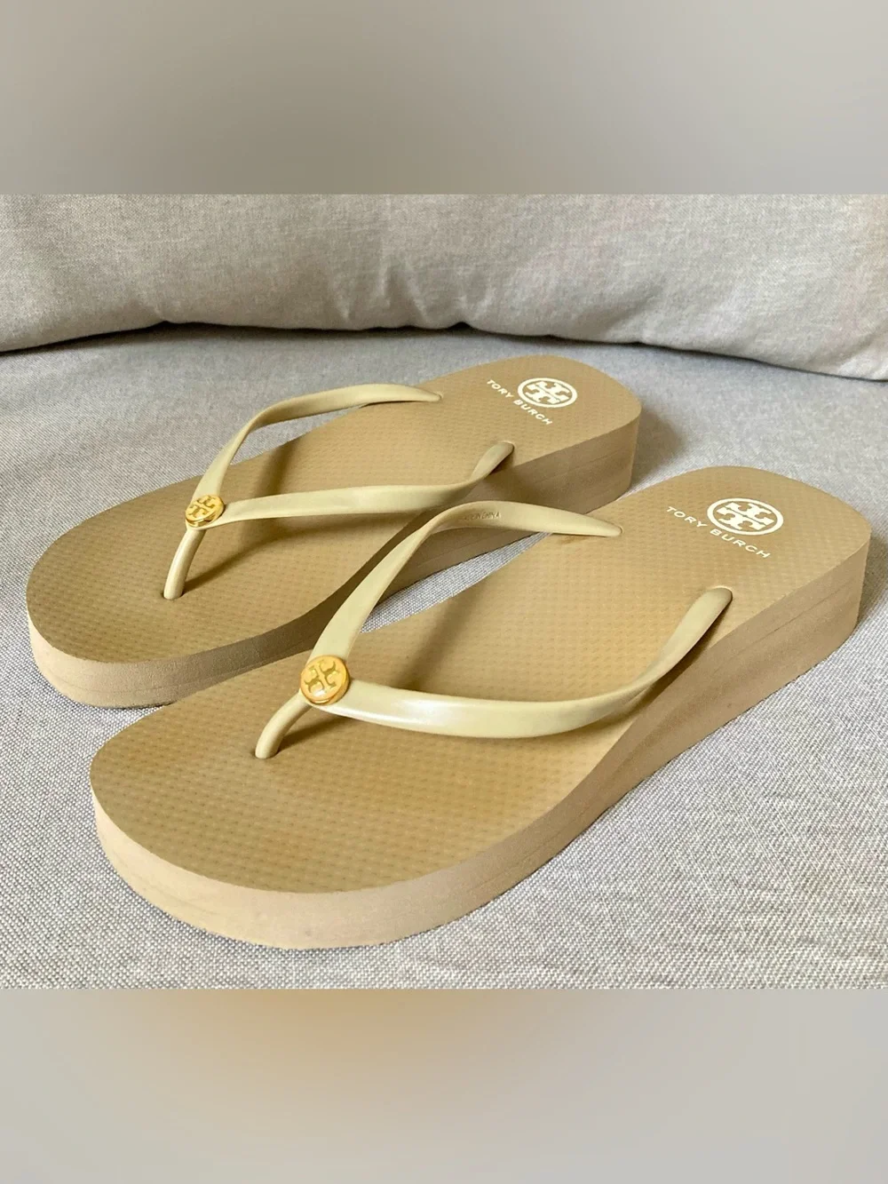 Tory Burch Thea Wedge Platform Flip Flops Beige Gold Logo Size 8